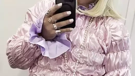 Kadın kılıklı Nancy - pembe saten takım elbise