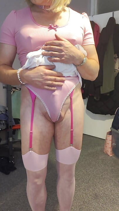 Holly pembe bir kadın kılıklı