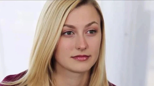 Döküm kanepe-x sarışın amigo kız cam üzerinde gösterileri