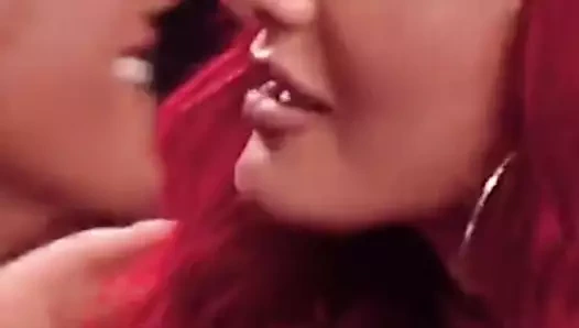 Sommer ray kırmızı kafa tarafından öpülür