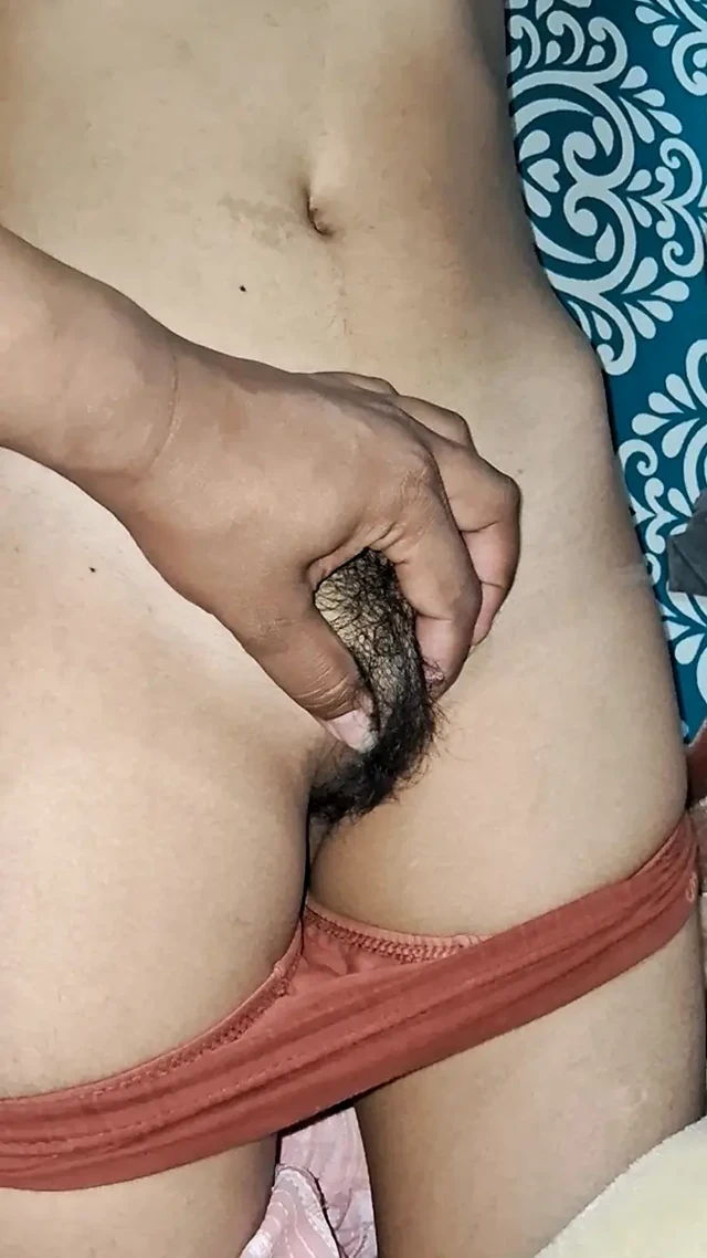 Hintli bakire kız ilk kez parmaklıyor