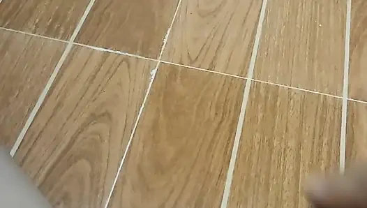 Tek başına mastürbasyon yapıyor