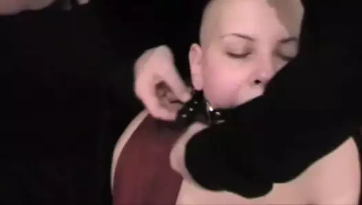 MILF Glatzensau muss kleinen Schwanz lutschen!