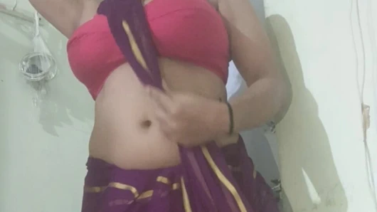 Hintli bebo göğüsler kedi tam memnuniyet göstermek