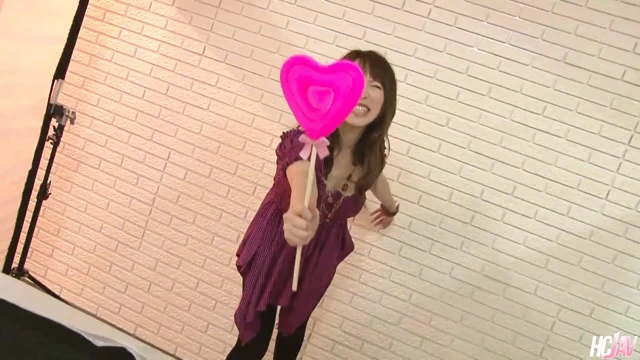 Ateşli Asyalı hatun Sayaka Tsuji emmek ve sikişmek için bir yarak istiyor