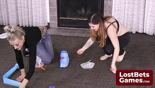 Carmen'in elleri dolanıyor, tokatlıyor ve ustaca parmaklıyor