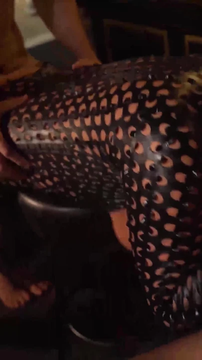 İri göğüslü olgun ve seksi kadının içine boşalıyor bukkake grup seks