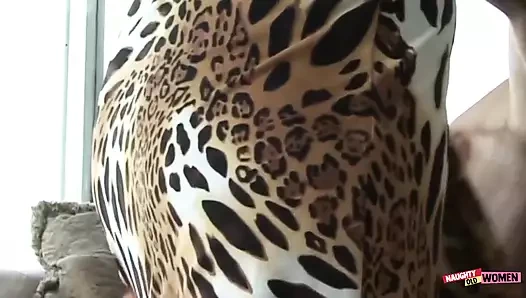 Erkeğini öpmek esmer orta yaşlı seksi kadını derin kalın dölleme havasına sokuyor