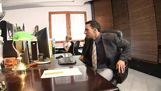 Mükemmel sıkı göt deliğini iş arkadaşı tarafından sikiyor