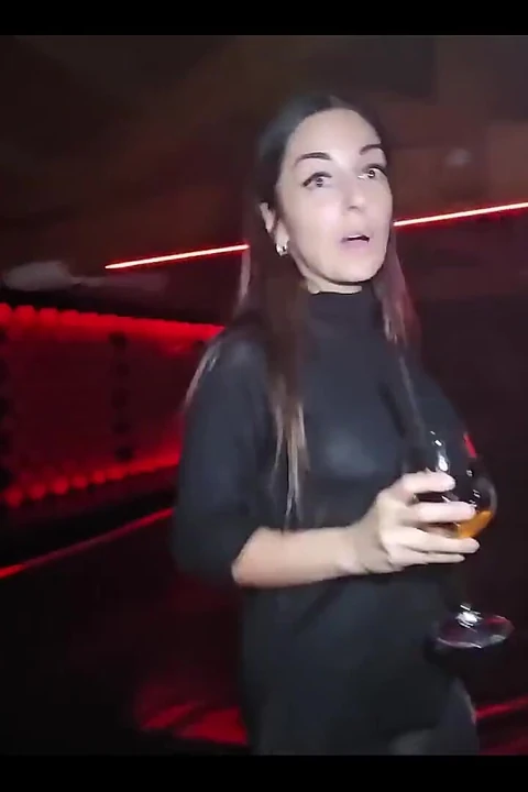 Eş değiştirme kulübünde beni takip ediyor ve sikiyor.