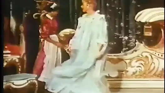 Bazı ateşli retro kızların dans edip kıyafetlerini çıkarlarını izleyin