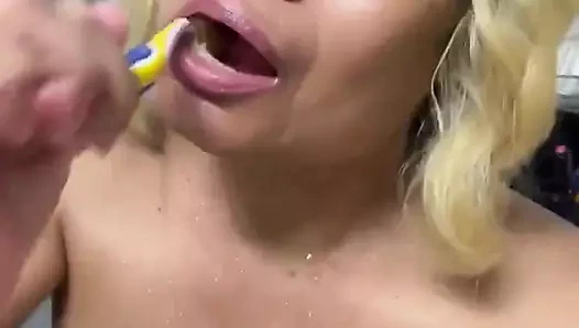 Seksi olgun dişlerini fırçalıyor