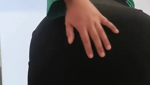 Kadın öğretmen birlikteydi, bu yüzden erkek arkadaşını bulmak için eve acele etti.