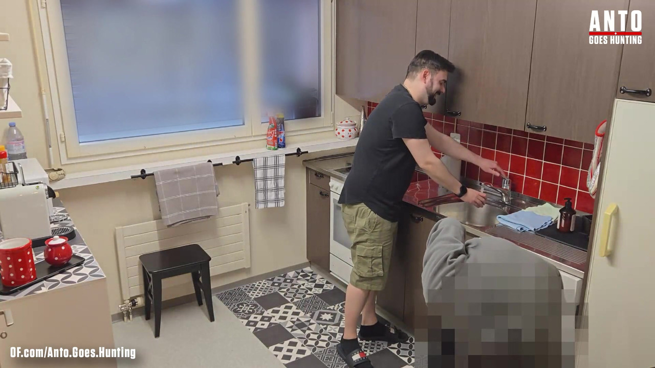 Young hetero plumber (collegue of the previous one) comes to check on my sink and get's $ offered for a blowjob