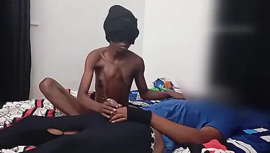 Yorgun sıska kız biniyor