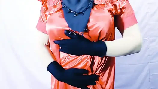 Hintli ateşli güzel yenge odasında dans ediyor ve açık bir şekilde seks yapıyor