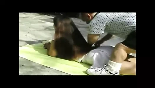 Donnette'in uzun pantene saç fırçalama, atkuyruğu ve örgüler