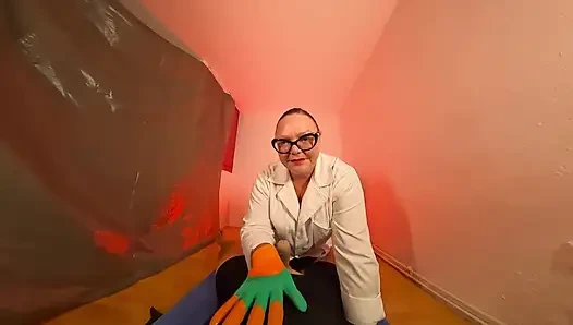 Skręcone Nimfy: Oficer fucked, Cleaner Sucks, Wrapped Toyboy & Doctor