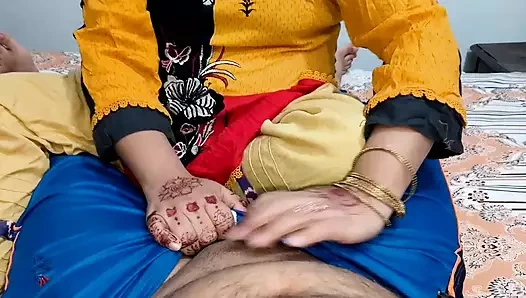 Baldız kocası uyuduktan sonra kayınbiraderi odasına gidiyor.