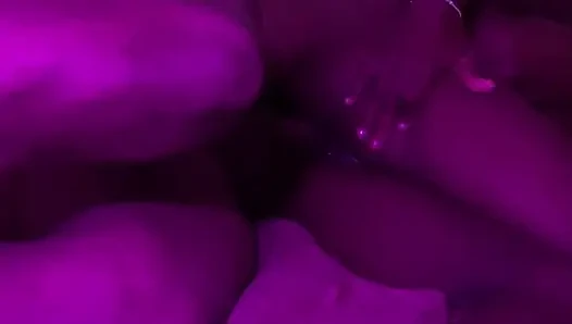 Seksi zenci 18 yaşındaki sıkı sulu amcık büyük zenci yarağı tarafından arkadan sert sikiliyor