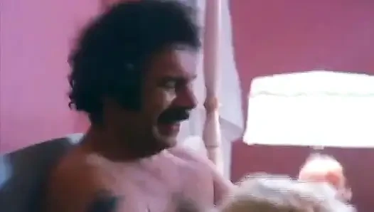 Klasik kısa saçlı sarışın orta yaşlı seksi kadın