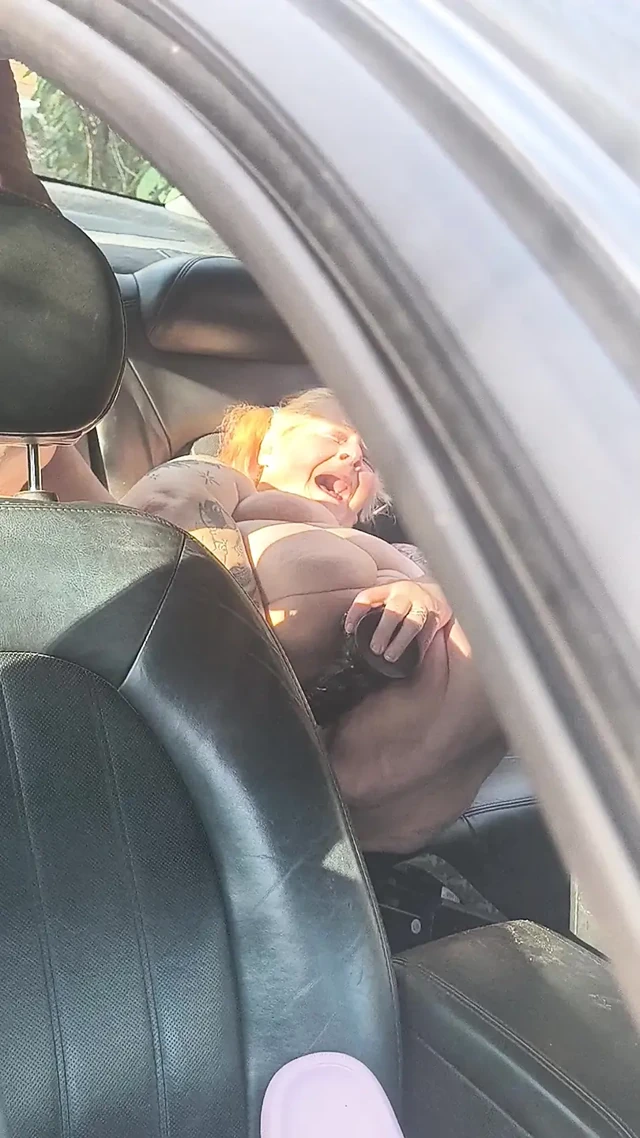 Yine yabancıların yaramaz sırıtışını izliyor