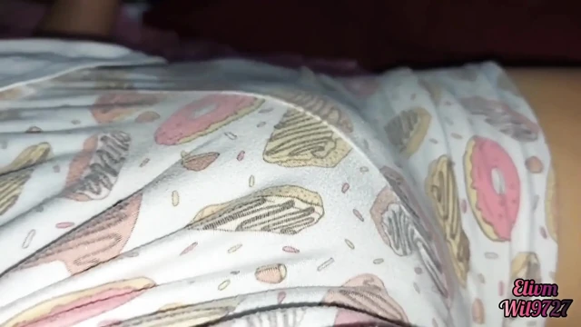 Üvey kız kardeş amını okşamak için bacaklarını açıyor