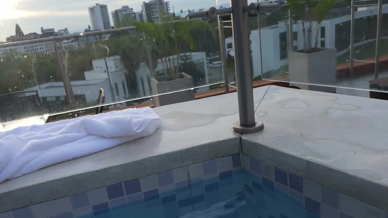 I meet girl in the pool and I convince her to fuck