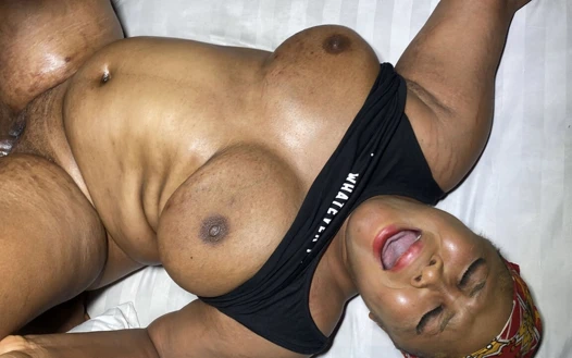 Büyük şişman yarak iyi bir amcığı sikiyor