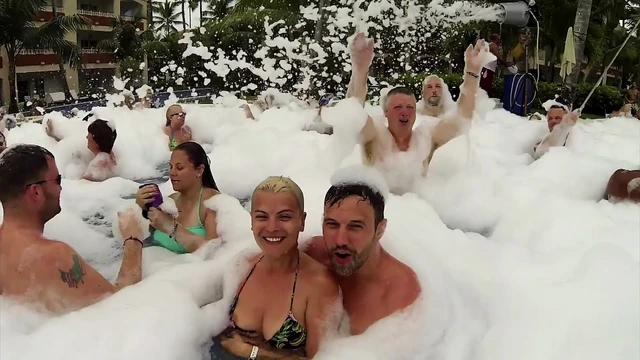 Yeni evli çift balayında bir grup seks eğlencesinin tadını çıkarıyor - 1'de 3 sahne