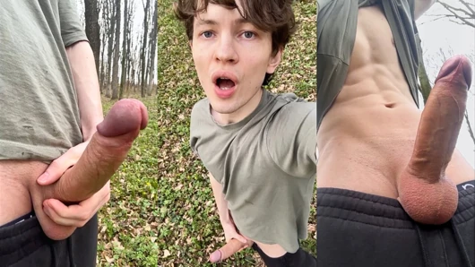 Seksi twink ormanda büyük damarlı yarağıyla riskli oynuyor