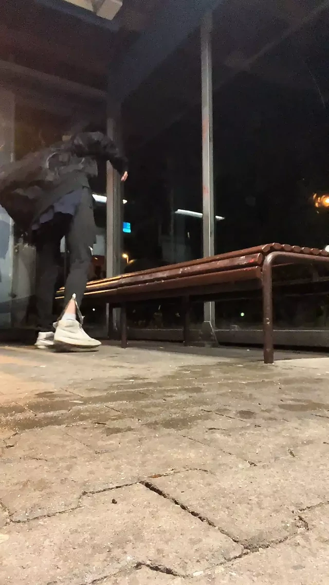 Немецкий паренек дерзко публично трахает себя мастурбацией на лице с дрочкой на улице спортивная, фитнес, мускулистые, маленький хуй