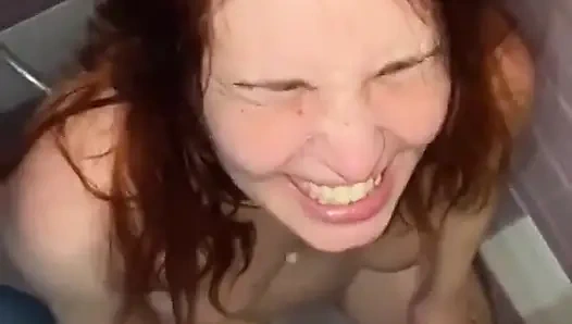 Yüzüne tükürüyor, ağzına işiyor ve sonra yüzünü sikiyor