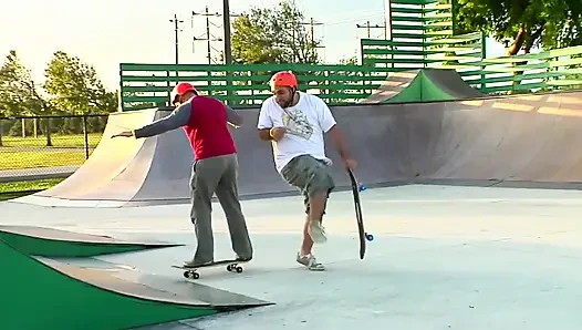 Sarışın kaltak bacaklarımı emiyor ve sonra sert sikiliyor