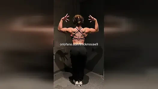 18 yaşındaki kız canlı yayın sırasında yanlışlıkla amcık teşhiri