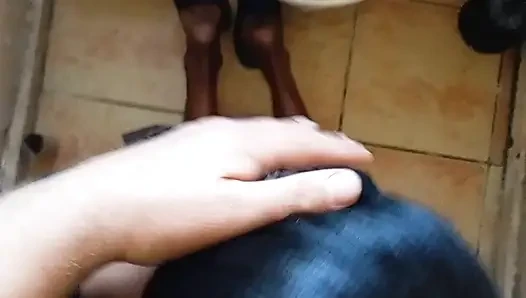 En ateşli sakso ve tuvalette domaltarak sikiş