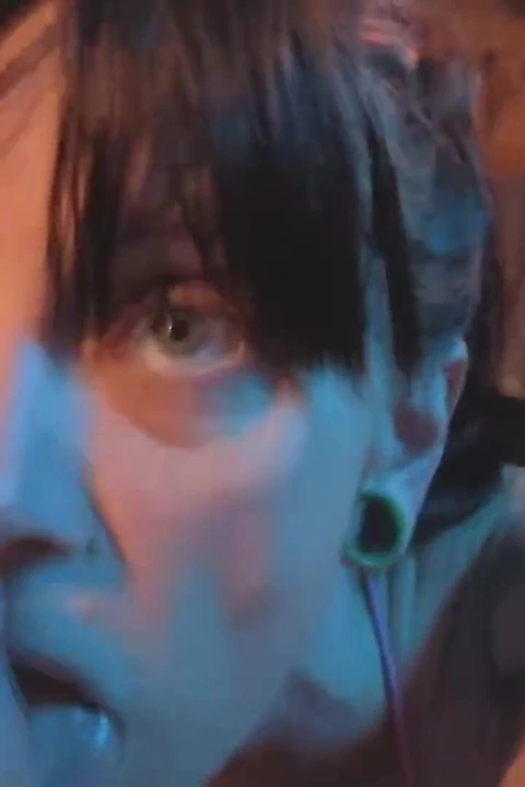 Fileli oyuncu kız dizlerinin üstüne çıkıyor