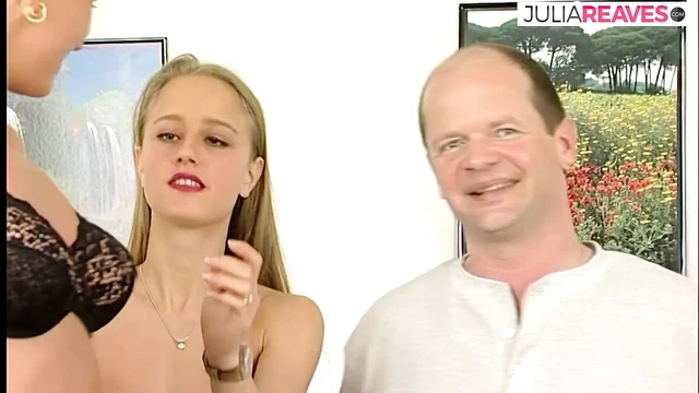 Lezbo sarışınlar canavar dildolarla sert sikişiyor