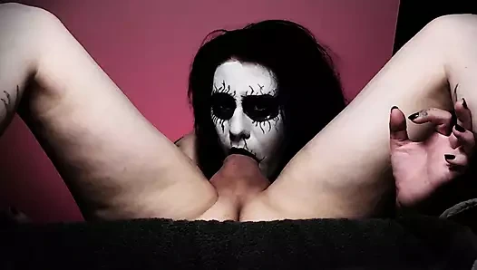 Black metal gotik gırtlağına kadar o kadar iyi sikiyor ki iki gırtlağına kadar alıyor