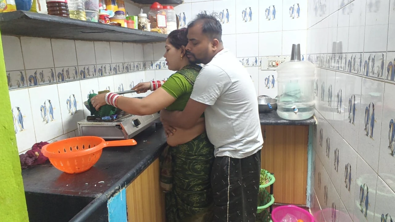Bihari quente saree wali bhabhi fodendo com seu cunhado na sala de cozinha
