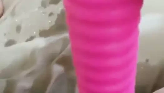 Onu kedi memnun etmek için oyuncaklar kullanma