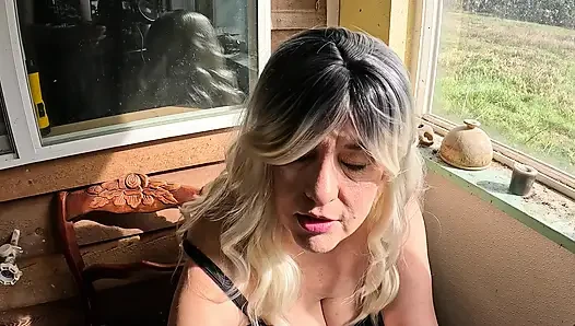 Güzel bir günde sigara içiyor