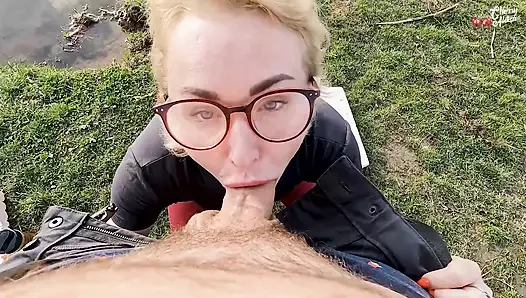 Cherry Aleksa göl kenarında yürüyüşte hayranıyla tanıştı. Göl kenarında oral seks