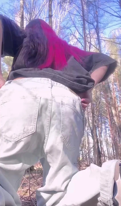 Шаловливая девушка быстро трогает ее киску и задницу в лесу, пока люди ходят поблизости!!