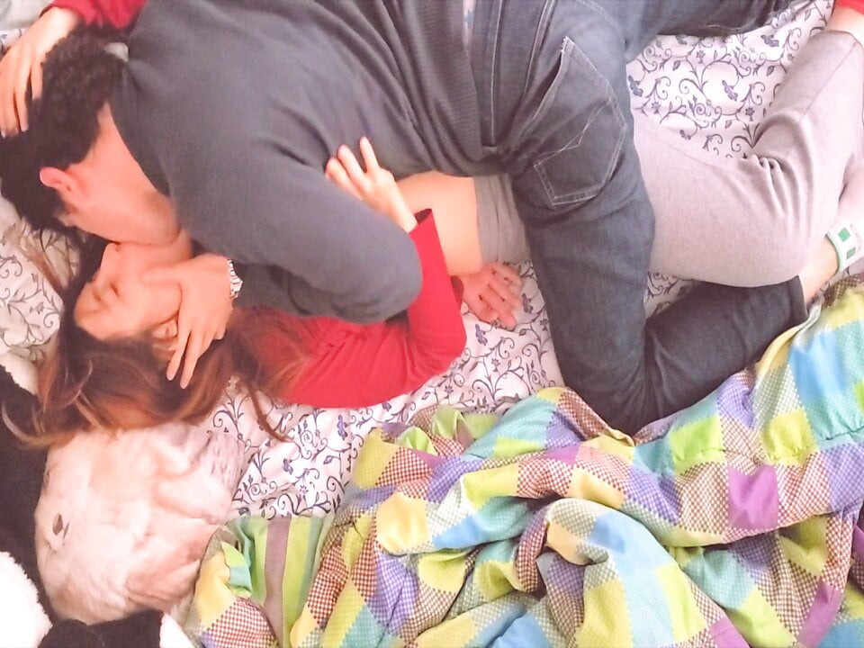 Tüm yarağını vajinama soktu ve neredeyse zevkten ağlayacaktım
