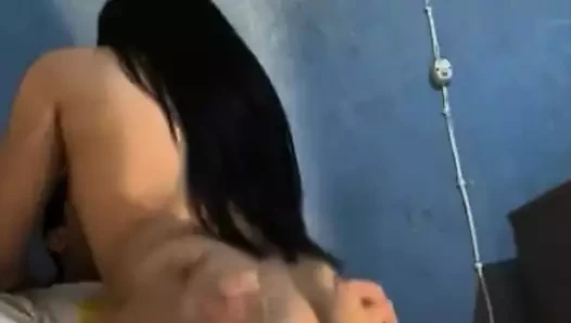 Vajinam dölle dolana kadar beni sikiyor