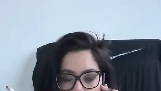 Arkadaşımla telefonda konuşurken sigara içiyor;)