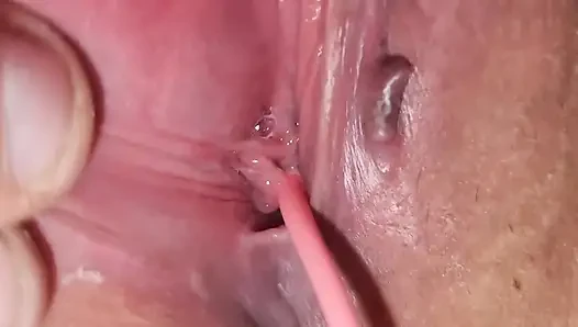 19 yaşındaki ateşli evli kadın Lexi Love amını gösteriyor ve kamera için mastürbasyon yapıyor