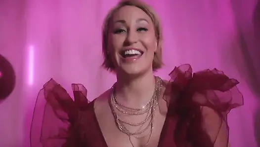 Tombul orta yaşlı seksi kadınla balon eğlencesi - ryan keely