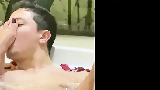 Tanrıça Kiffa küvette ayakla mastürbasyon ve ayak ibadeti